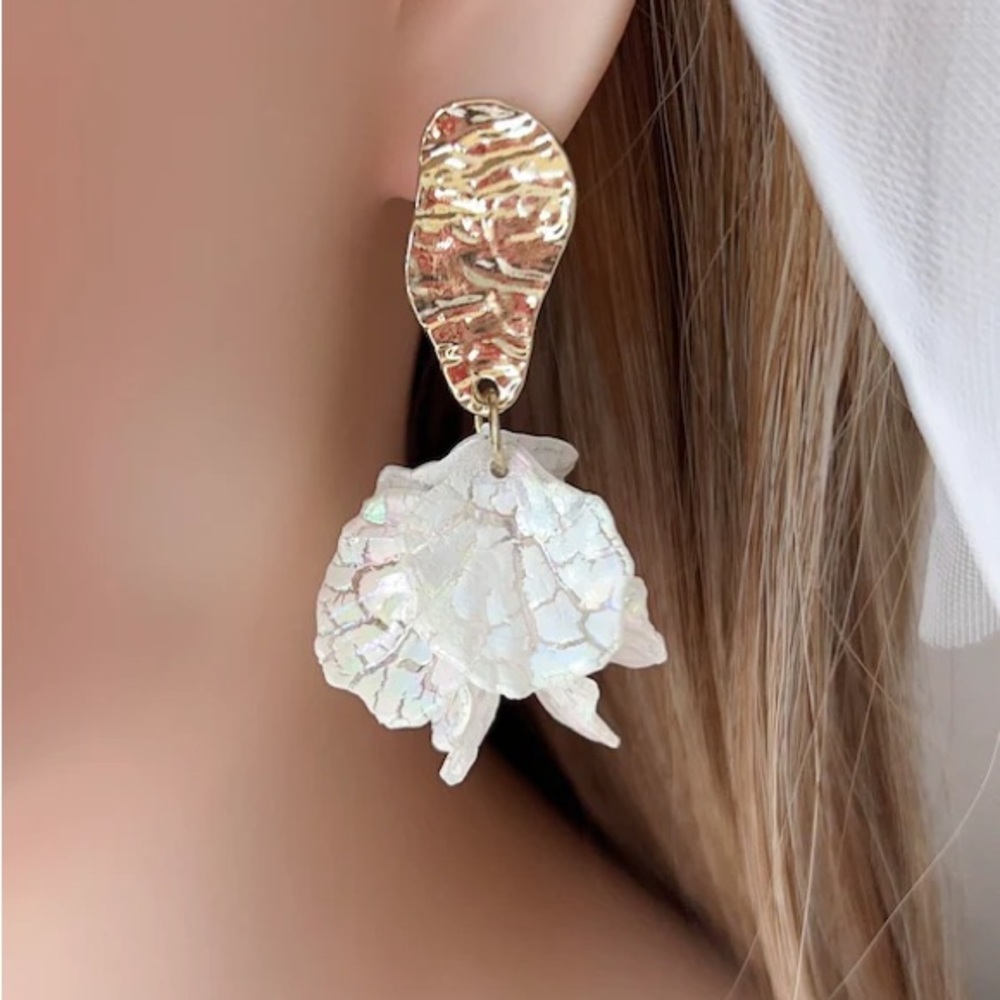 Elegant Gold and White Shell Floral Earrings (A19)